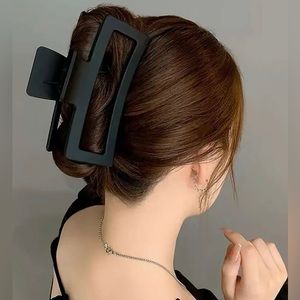 ❀ Chunky Large Black Matte Hair Claw Clip